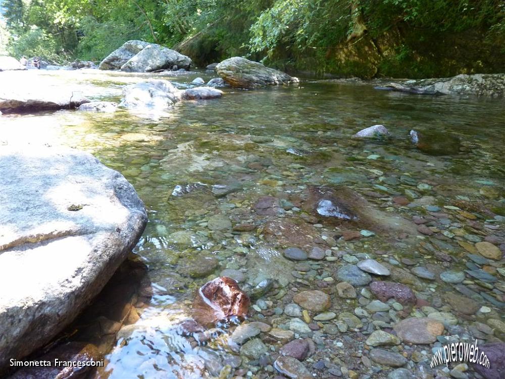 30 Acque limpide e fresche di un torrente.JPG